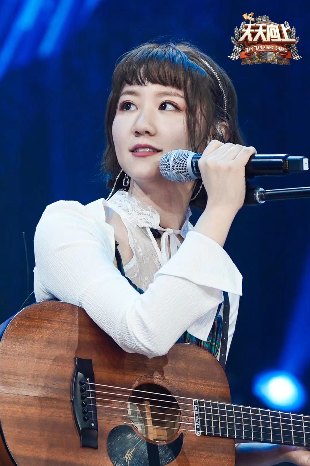 正文  1月24日晚十点,心喜文化旗下95后原创音乐人谢春花首次做客湖南