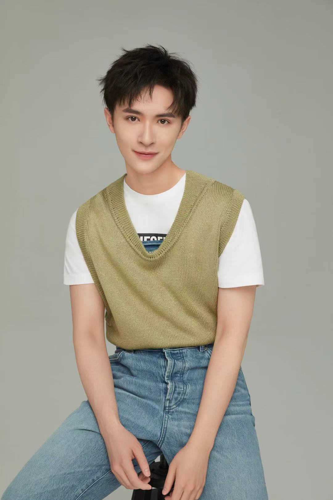 张逸杰少年感写真曝光治愈笑容展现青春魅力