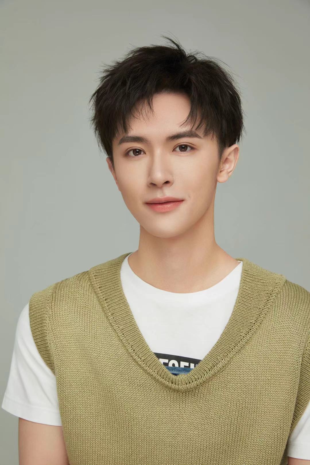 张逸杰少年感写真曝光治愈笑容展现青春魅力