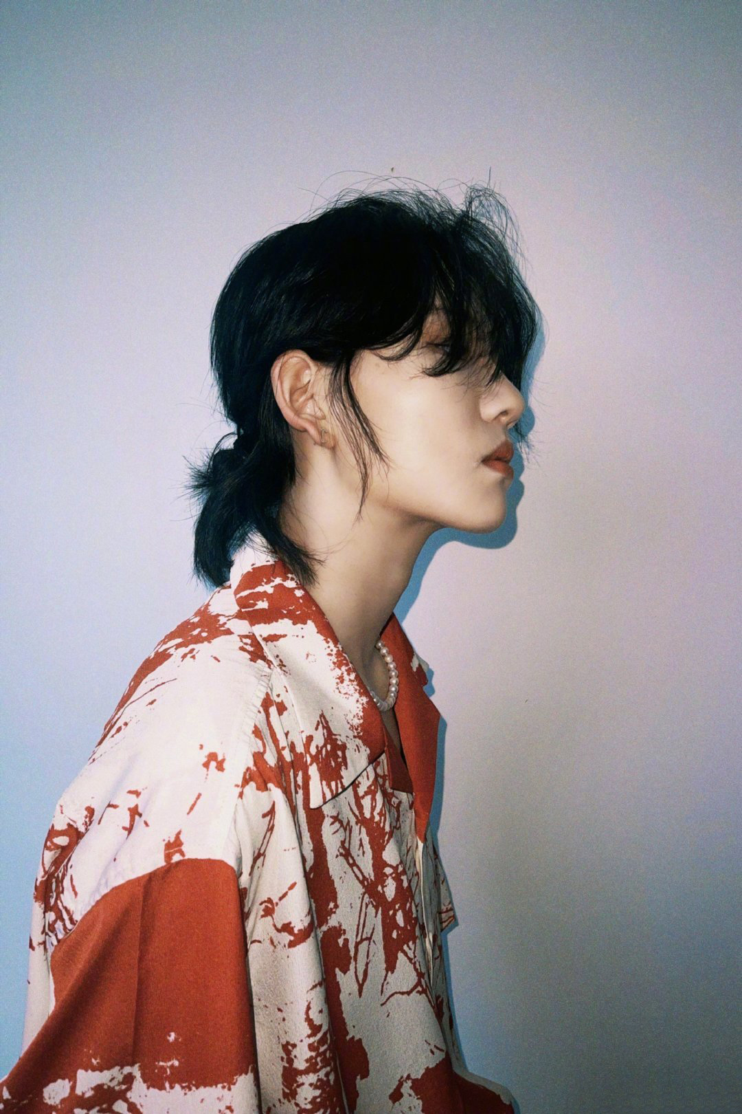 陆柯燃身着红白花纹衬衫帅气出镜,搭配珍珠项链复古又时髦