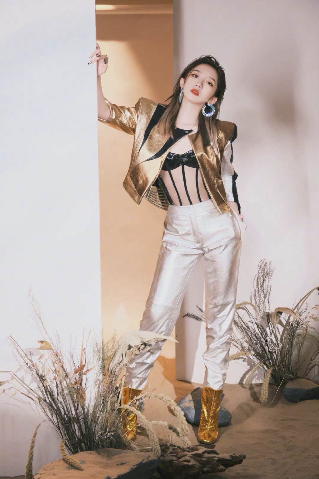 孟美岐身着ronald van der kemp 2021秋冬高定系列亮相