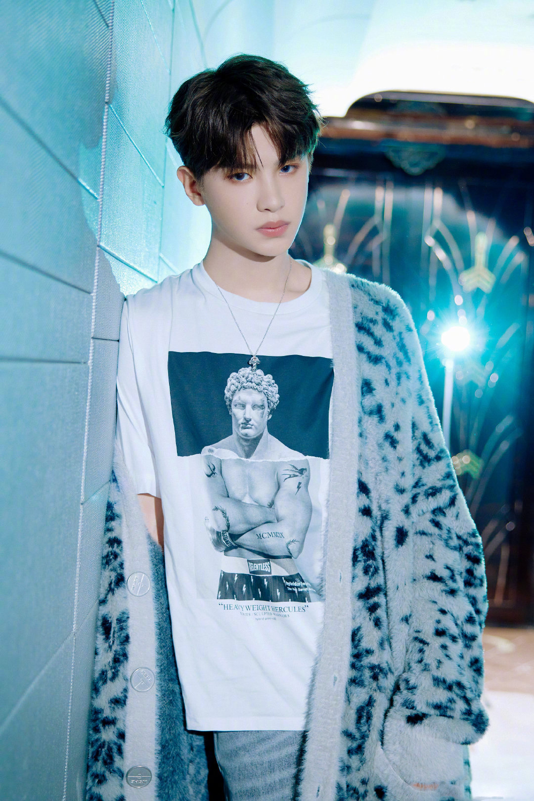 黄明昊身穿masonprince x the god 外套内搭白色印花t恤