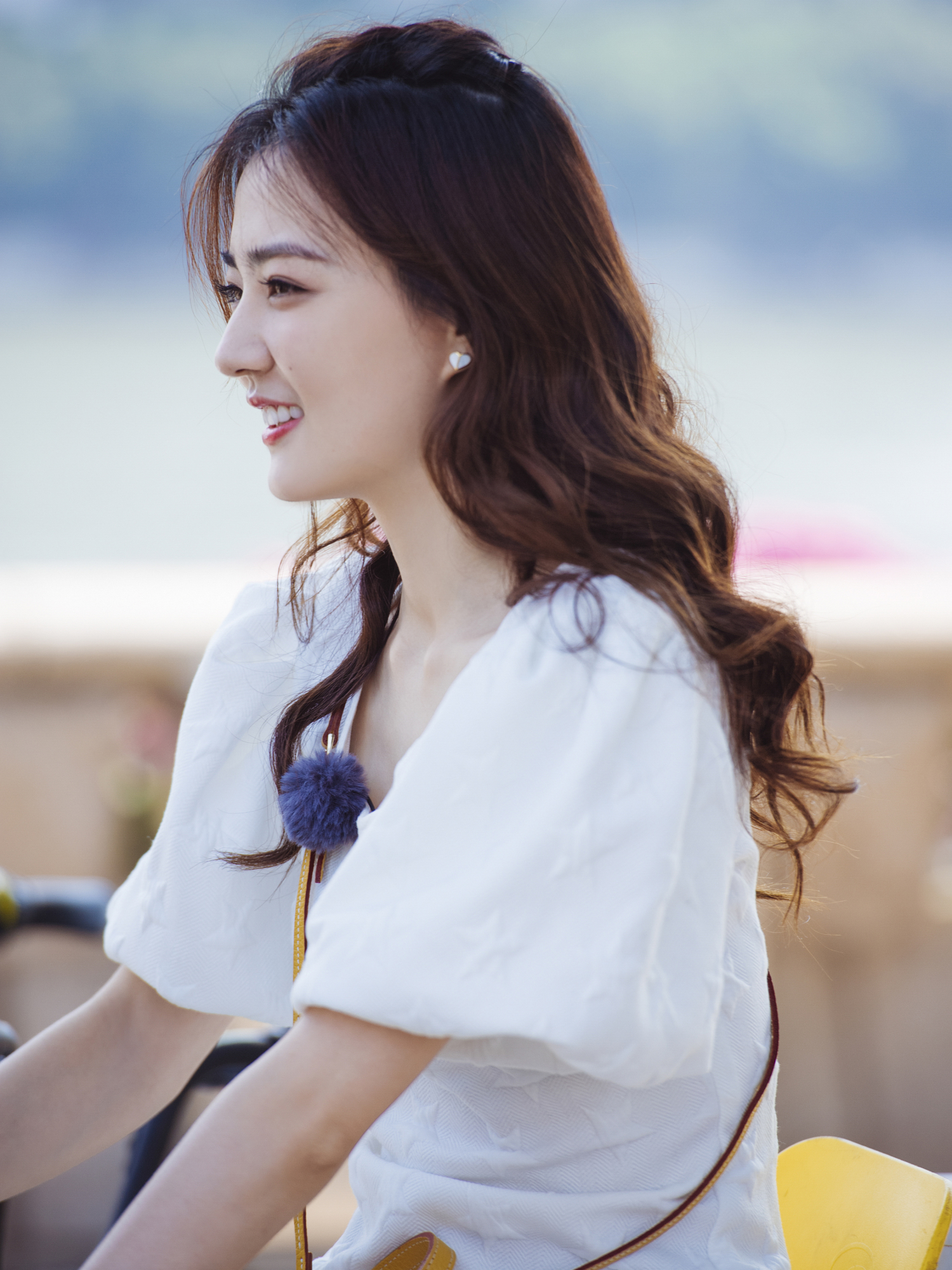 额前的碎发很好地修饰了徐璐的脸部线条,给人恋爱中的24岁少女浑身