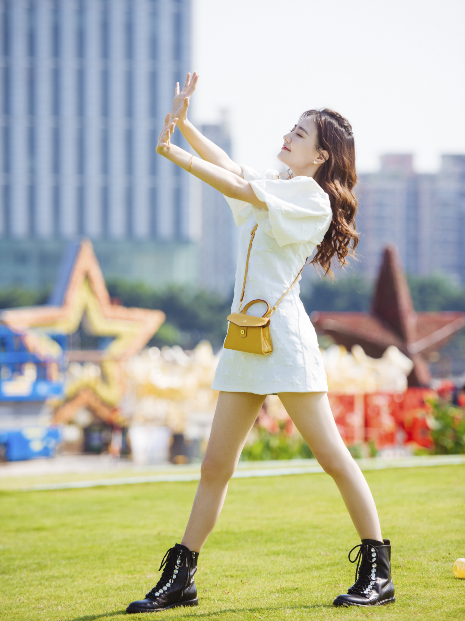 徐璐穿白色连衣短裙恋爱后越来越性感