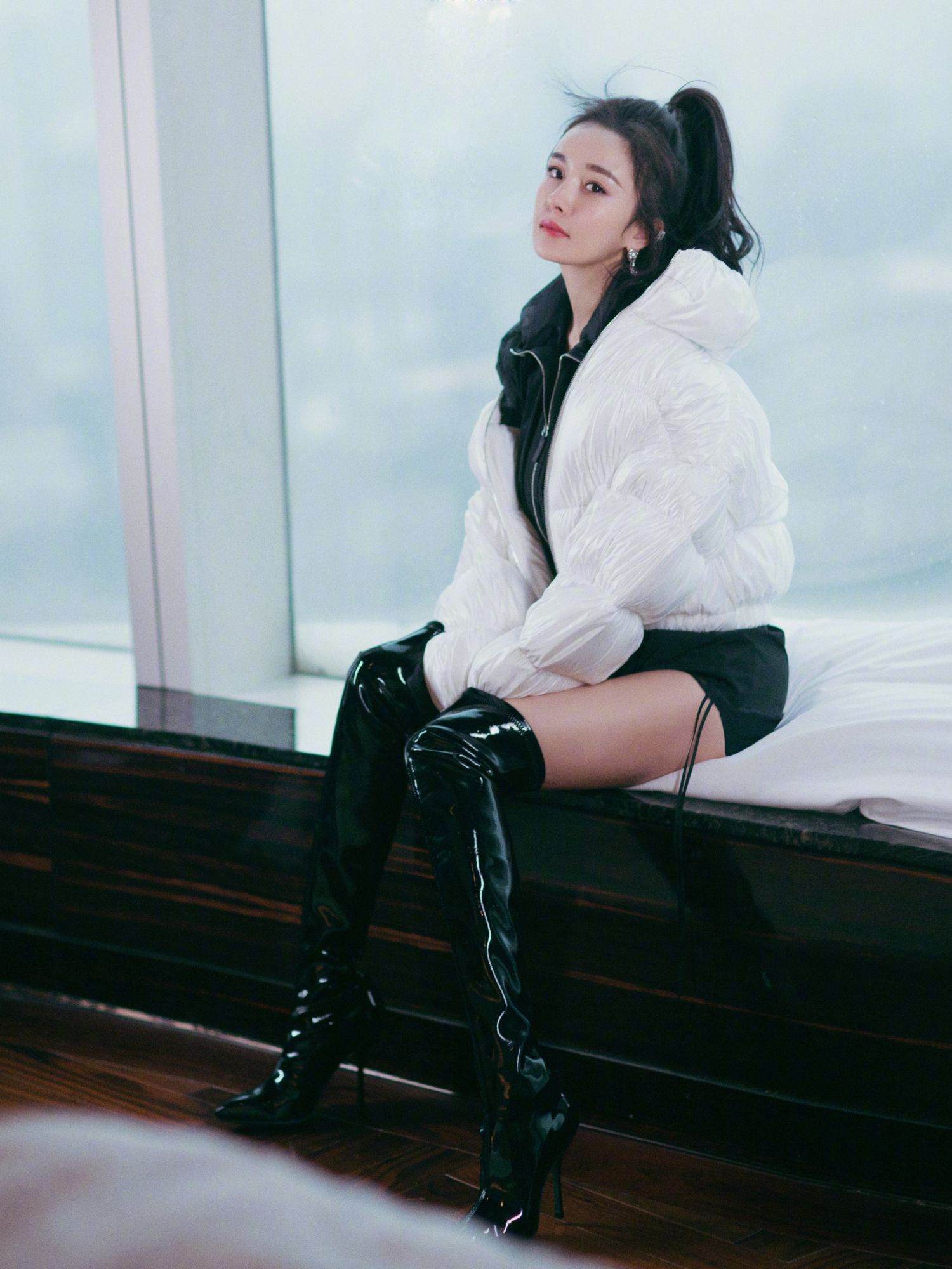 长靴搭配短裤,衬得杨幂的腿部雪肌格外诱人!