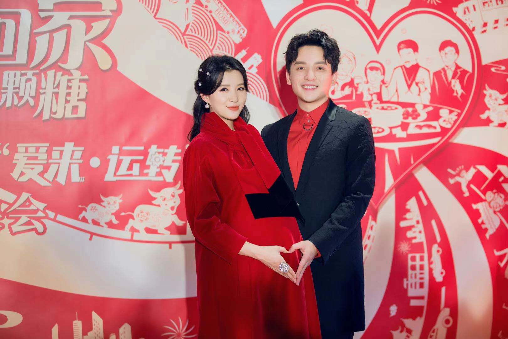 张杨果而挺孕肚出席微电影首映礼 与百克力幸福甜蜜吸引目光