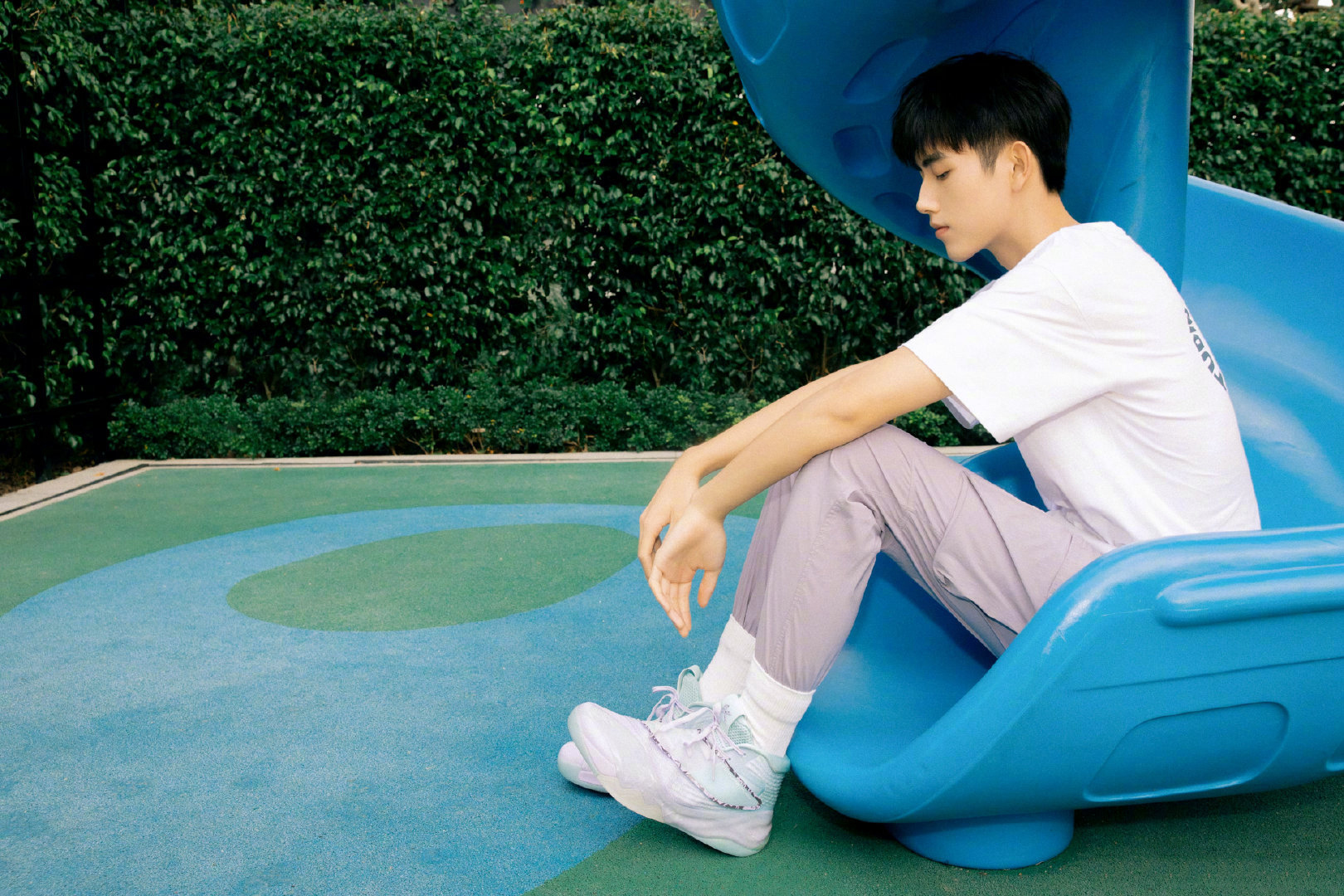 陈飞宇最新夏日写真来袭,身着白色t恤搭配工装裤,干净帅气