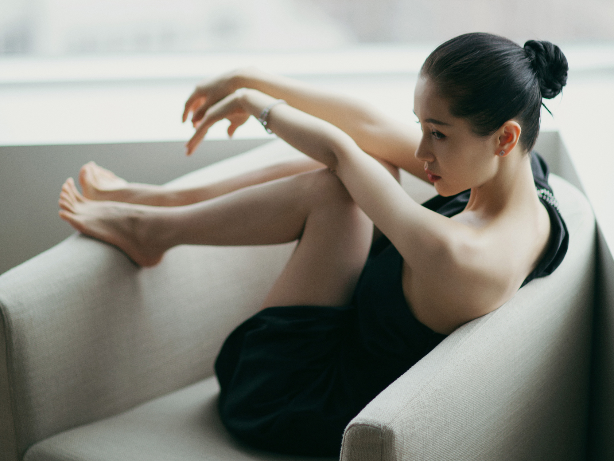 王子文光脚穿黑色斜肩礼服这身材我服