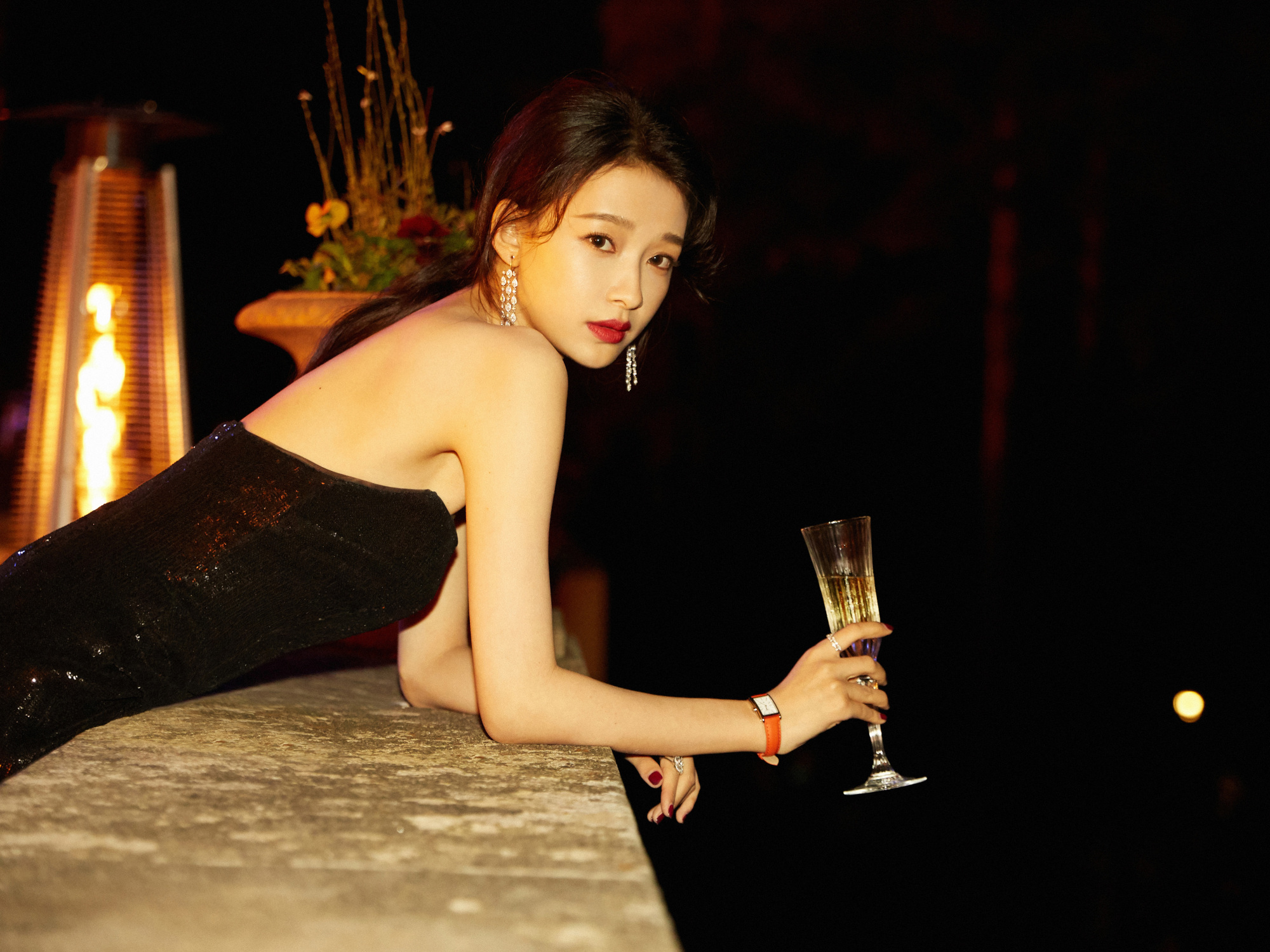 孙怡越来越性感穿黑色抹胸礼服这身材辣妈里罕见