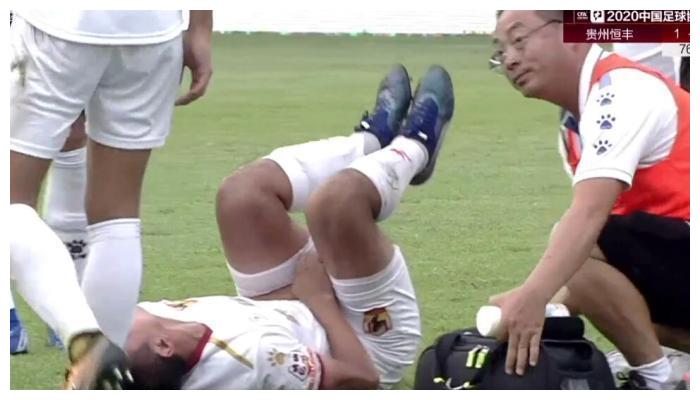 不料在趟过对手时,竟然被陕西队的李营健一脚飞踹踢到了裆部,瞬间