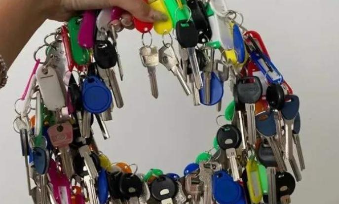 百亿富豪一年收租10亿,每月生活费200万,却坐路边喝酒吃烤鸭