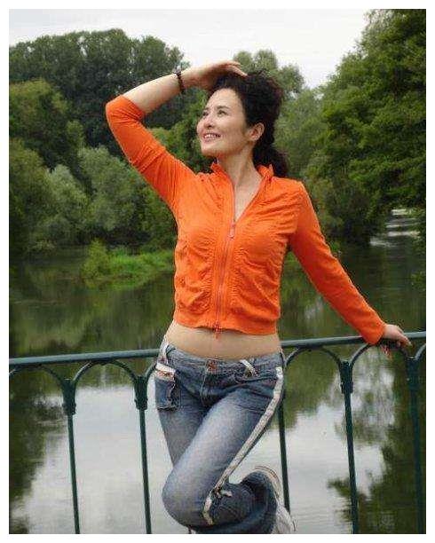 与刘晓庆联袂出演电视剧《火凤凰》;出演处处有心眼的坏女人潘美丽