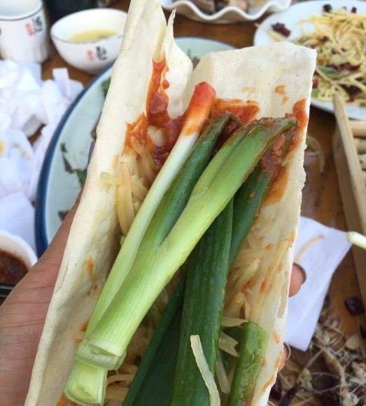 如果人生只剩下最后一顿饭那我选择吃烙饼卷大葱