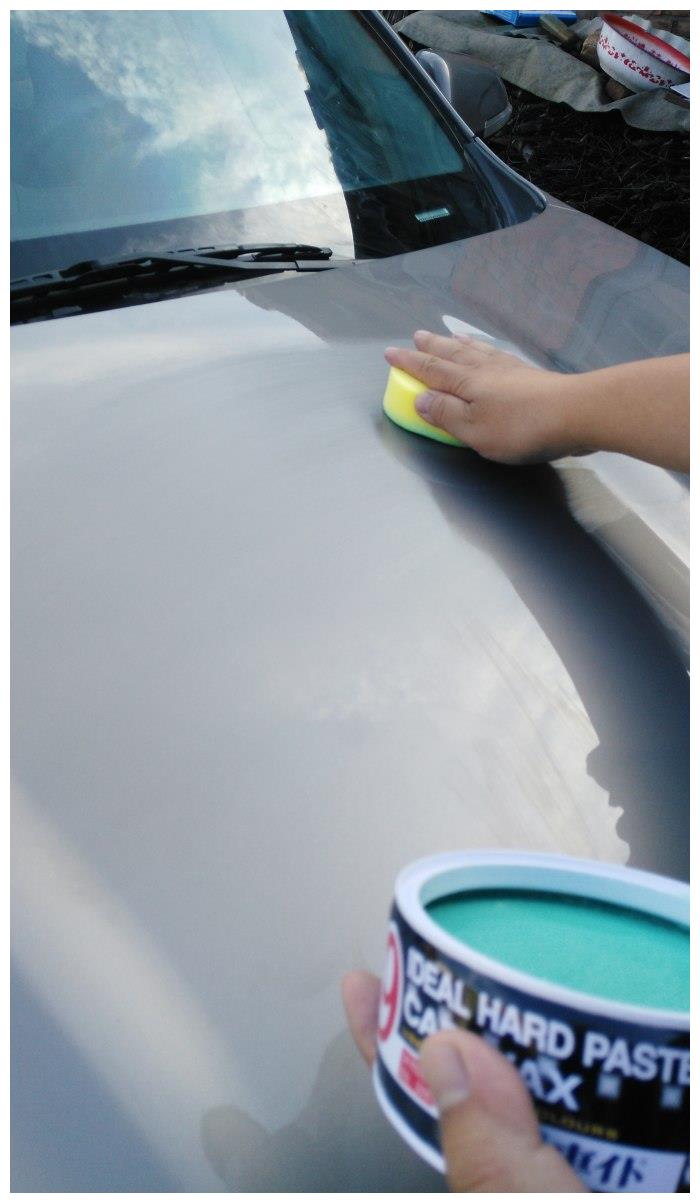 均匀的沾着蜡涂满全车