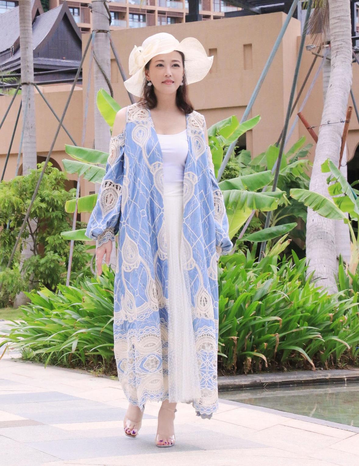 周海媚真不愧是冻龄女神,穿蓝白拼色外套配半身裙,高级优雅减龄