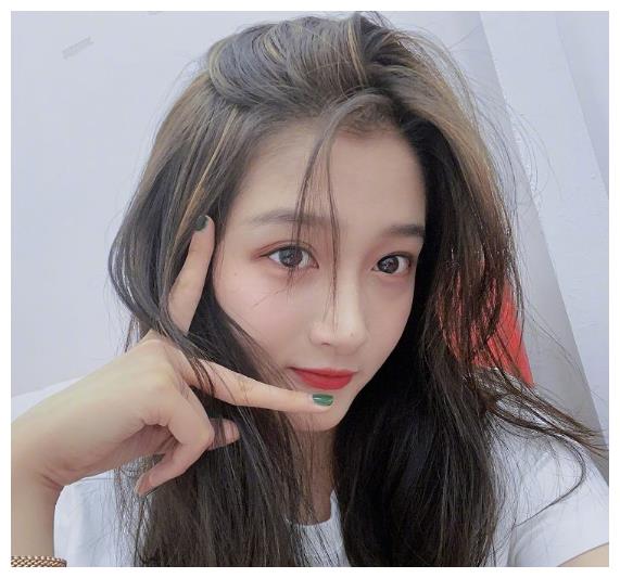 关晓彤晒大头照,无意中露出了左手的戒指,鹿晗评论区沦陷了!