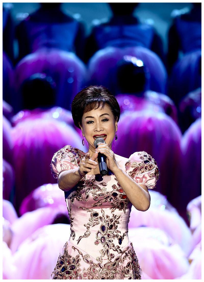 李谷一真是美在骨子里穿礼服裙美得优雅又高级魅力很不一般