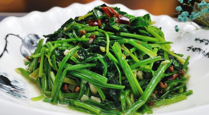 春天,教你在家做炝炒菠菜,做法简单,颜色翠绿,好吃又下饭