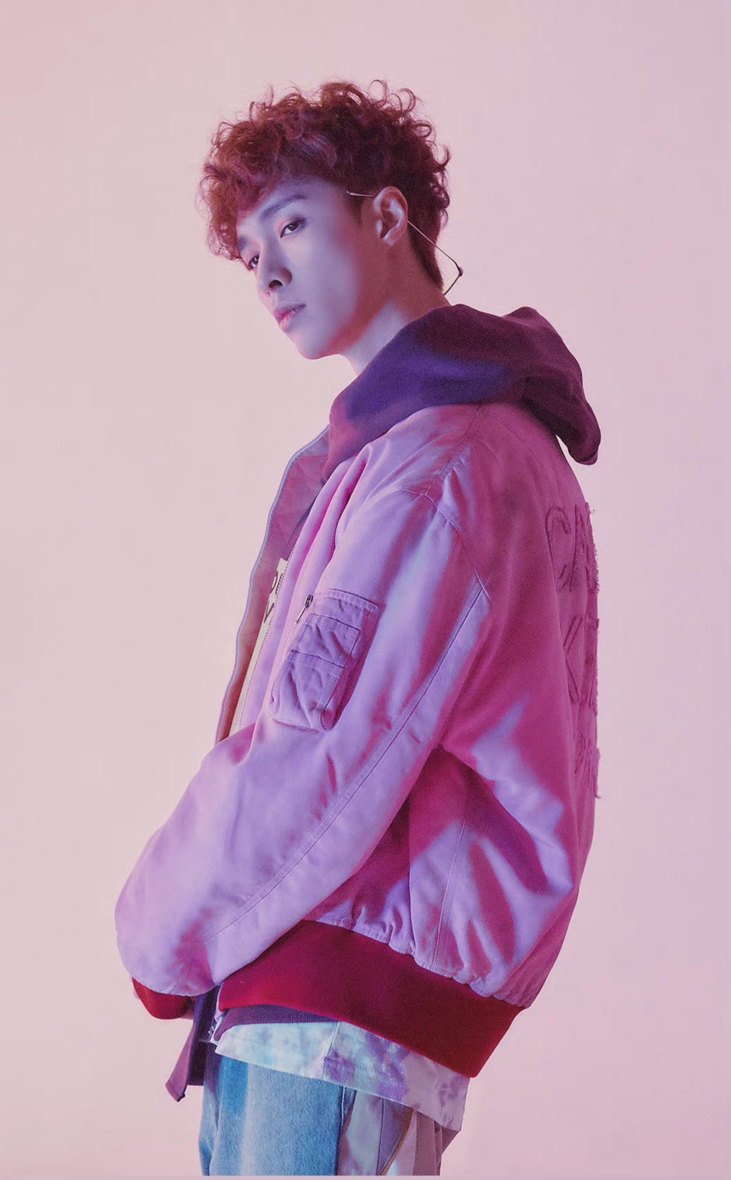 卷发是男明星千篇一律发型里的惊喜