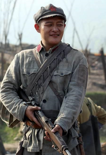 他偷偷离家参军,20年后当上司令员荣归故里,母亲却给他一巴掌!