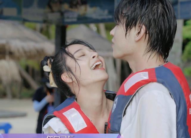 樊凯杰不会游泳,陪李莎旻子坐香蕉船险落水,女方家长态度惹众怒_高清