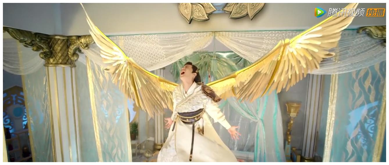 澈是风天逸的女儿,和风天逸一样,拥有一双金黄色翅膀,成功成为了羽皇