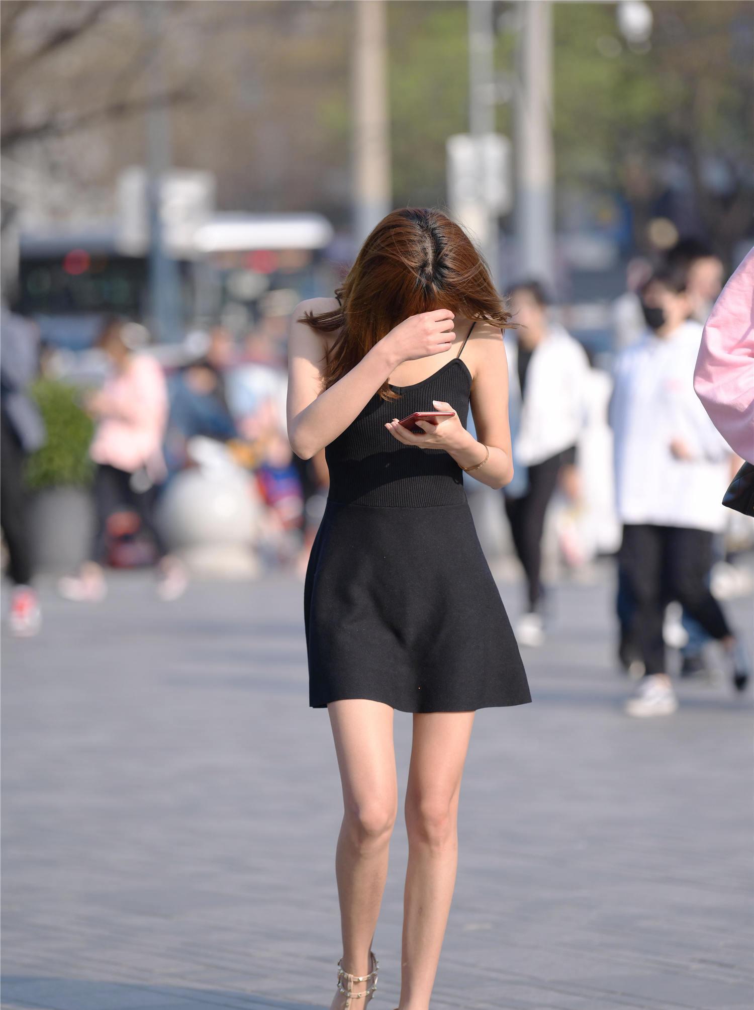 吊带连衣短裙搭配细跟铆钉凉鞋,修身显瘦的搭配,春天要精彩一些