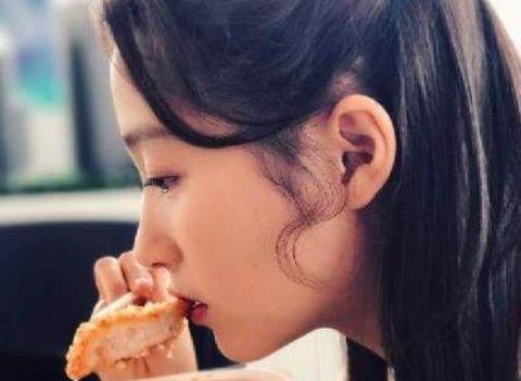 女明星吃相:关晓彤优雅,赵丽颖豪放,看到杨紫:还要不要形象