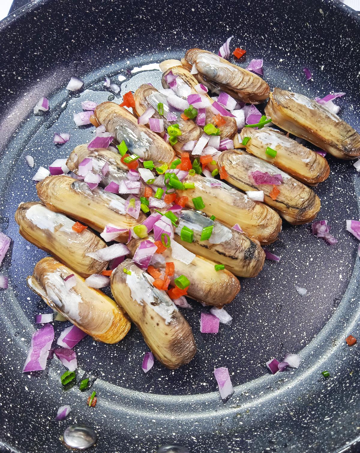 制作非常简单铁板蛏子一烤瞬间流口水了