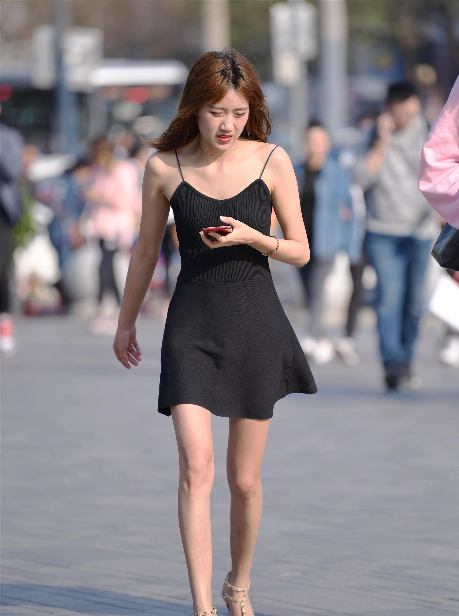 吊带连衣短裙搭配细跟铆钉凉鞋,修身显瘦的搭配,春天要精彩一些