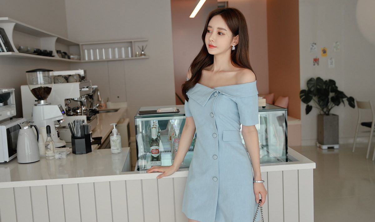 孙允珠高清美图:蓝钻琉璃静湖粗呢布花甜洋裙