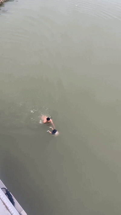 两岁儿子坠桥，不会水的妈妈跳下去救，危急时刻他们出手了