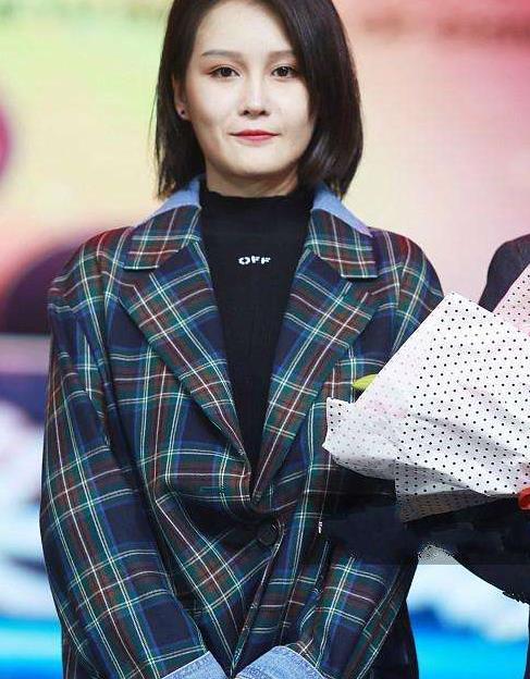 23岁赵一涵小女初成长,素颜出镜做直播,简直就是女版赵本山