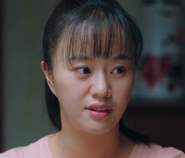 星辰大海:被何翯圈粉了,单纯善良浅薄嘴碎,演的乡下妹很接地气_高清