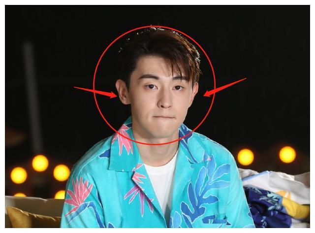 邓伦海滩风造型出席活动,生图暴露真实颜值,与精修图胖若两人