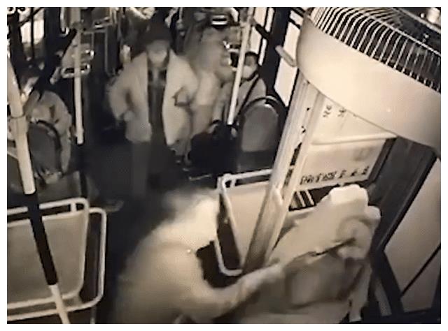 气愤！68岁老人嫌公交开得慢，抡起买菜车砸晕司机休闲区蓝鸢梦想 - Www.slyday.coM