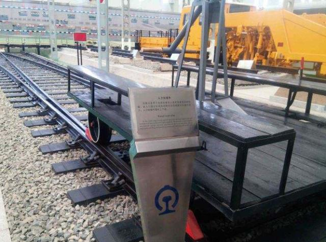 人力轨道车早已被淘汰,如今只能在铁路博物馆里找到了.