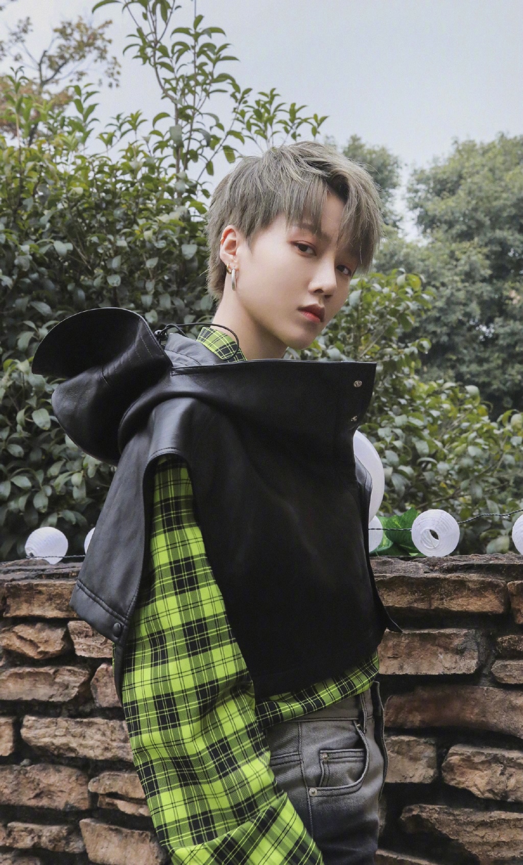 刘雨昕潮流合伙人造型来袭,身穿绿色系穿搭酷飒有型,清新靓丽