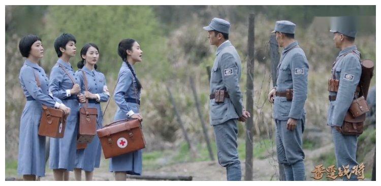 1944年西行漫记中拍摄的女八路军卫生员,腰间着手榴弹,手里拿着步枪和