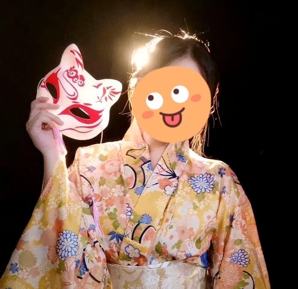 退休钟局长孙女私生活曝光！穿和服与男友开房，留学澳洲高调炫富