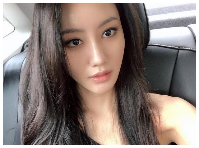 雅妍曾是韩国女团bebop的前成员,不过现在她的新称号是韩国最辣鼓手