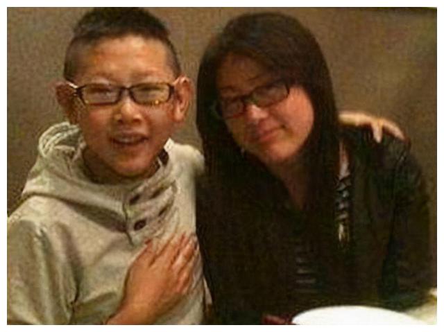 演员侯祥:9岁停止发育,演了十几年儿子,与妻子同框似"母子"