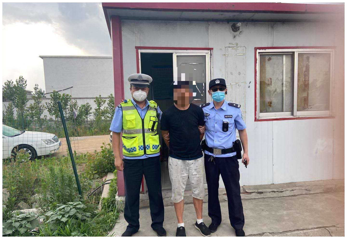 山东枣庄峄城大队路巡民警抓获一名网上逃犯