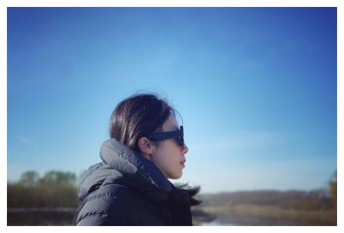 孙莉外出郊游晒黄磊视角美照气质出众侧脸和多多傻傻分不清