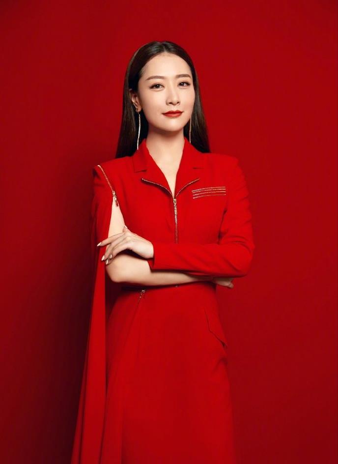 白冰才是穿格纹的高手格纹西装助力天仙攻美貌粗链条项链抢镜