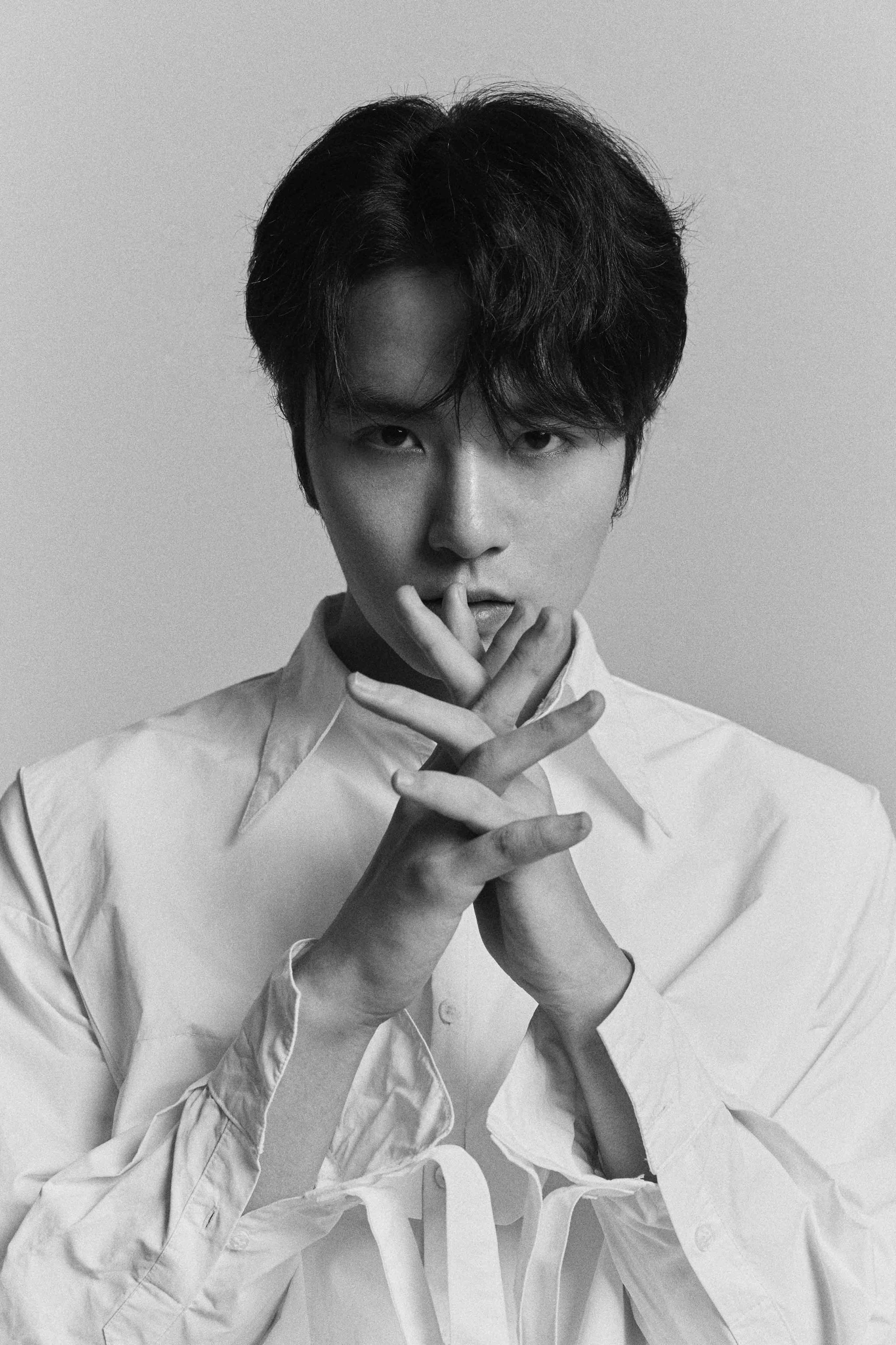 吴希泽白衬衣大片曝光 黑白色调全面开撩