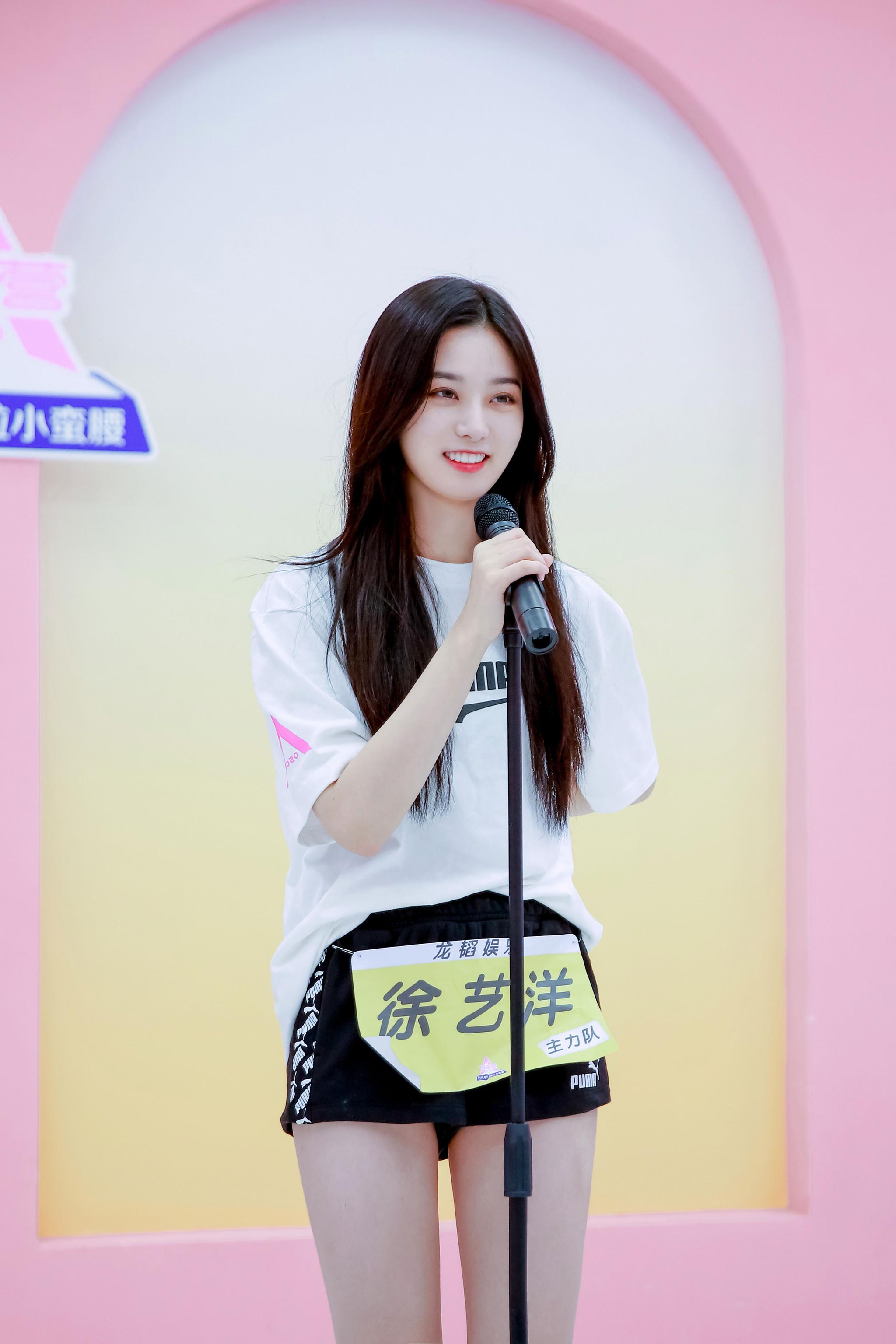 《创造营2020》街头快闪惊喜路演?徐艺洋演唱《夏天的风》甜美嗓