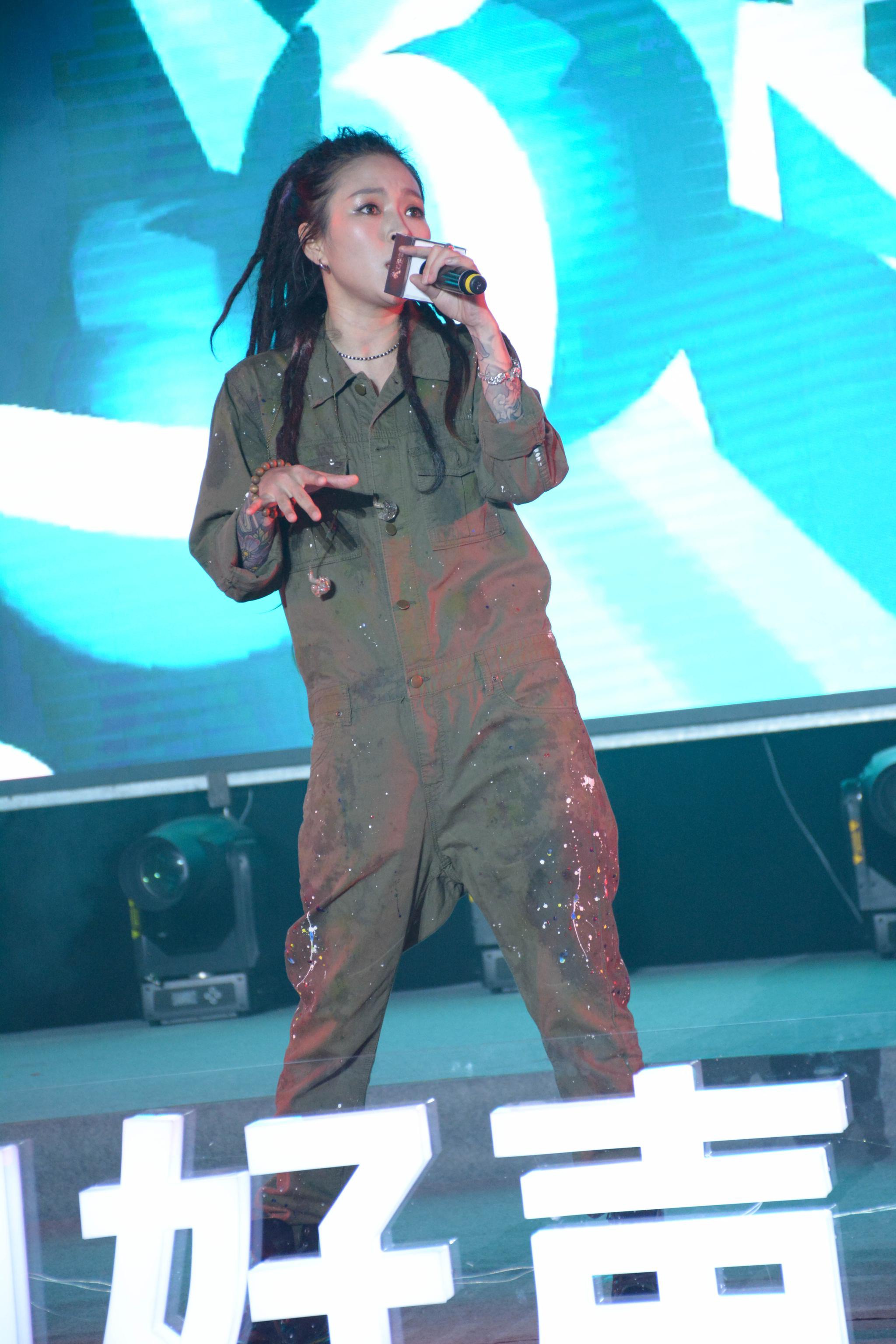 歌手毕夏压轴助阵好声音海选比赛 粉丝送上生日祝福