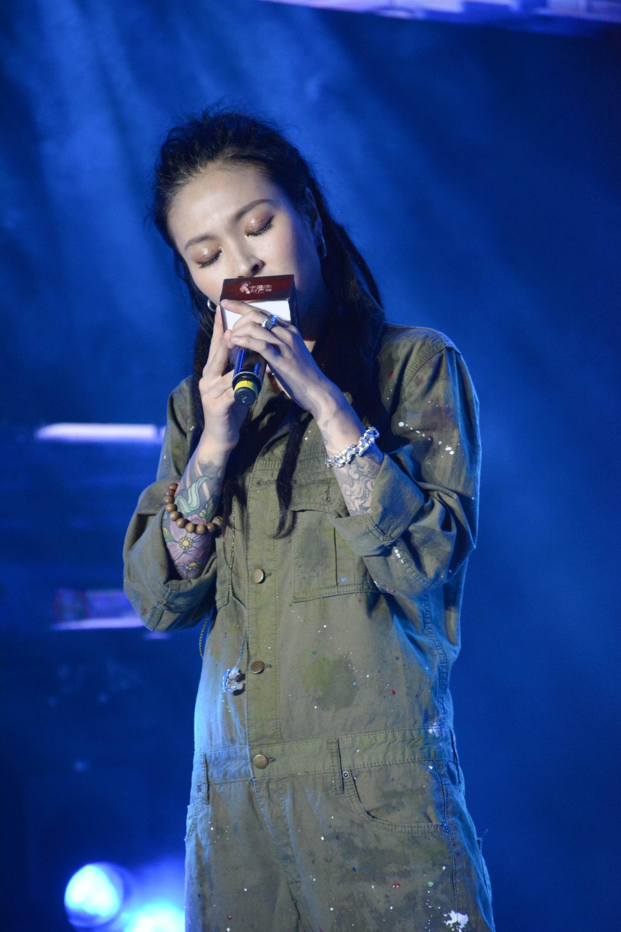 歌手毕夏压轴助阵好声音海选比赛粉丝惊喜应援送上生日祝福