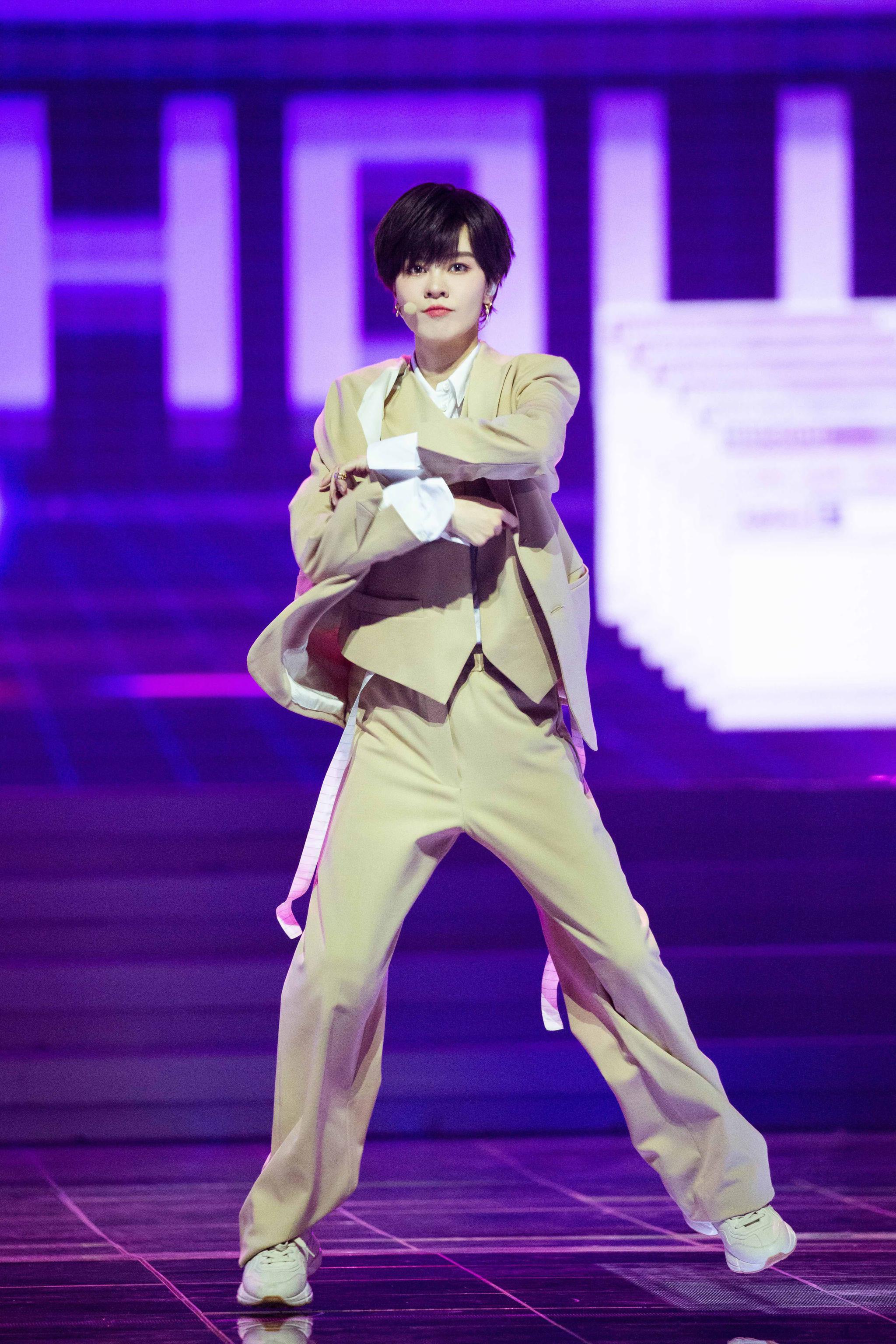 《浪姐》郁可唯短发西装造型帅气出场 重新编solo曲|浪姐|郁可唯|乘风